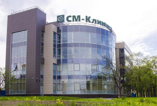 Выполнено производство маятниковых дверей для нужд многопрофильной клиники СМ-Clinic в СПб