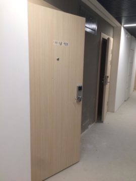 Фото установки звукоизоляционных дверей в апарт-отеле YE'S